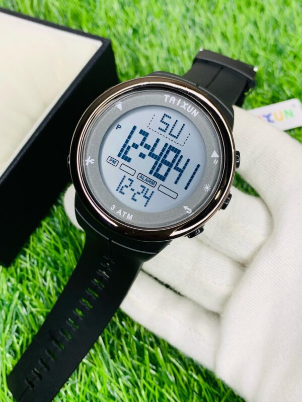 TrackMaster Pro – timer/stopwatch aur alarm emphasis